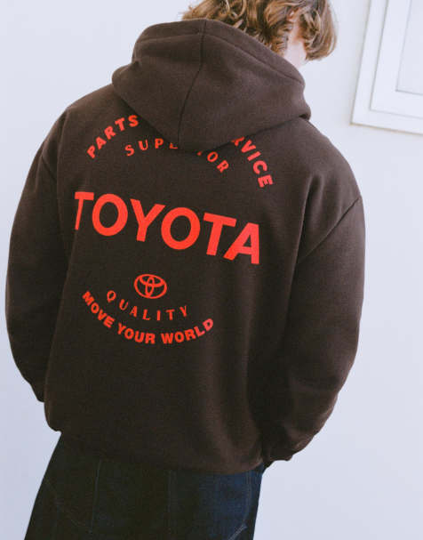 Pull&Bear – Toyota – Kapuzenpullover in Braun - view 1