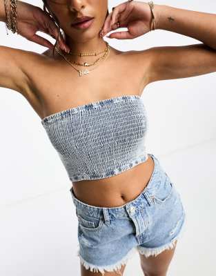 Pull & Bear - Trägerloses, gesmoktes Denim-Top in gebleichtem Blau