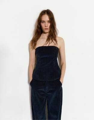 Pull & Bear - Trägerloses Oberteil aus Cord in Blau