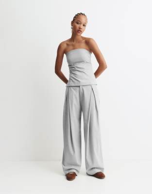Pull & Bear - Trägerloses Oberteil in Grau