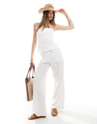 Pull&Bear – Trägerloses Oberteil in Weiß mit Longline-Schnitt
