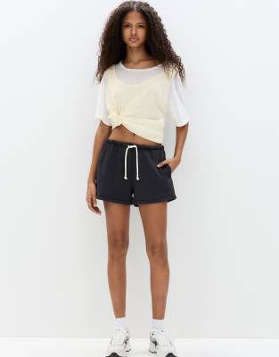 Pull & Bear - Trainings-Bermudashorts in Schwarz mit kontrastierendem Kordelzug