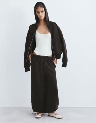 Pull & Bear - Trainingshose in Braun mit weitem Bein-Brown