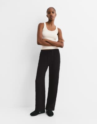Pull & Bear - Trainingshose in Schwarz mit Knitteroptik und weitem Bein