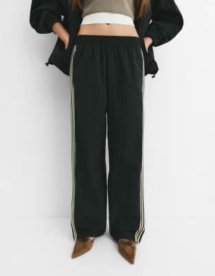 Pull & Bear - Trainingshose in Schwarz mit seitlichem Streifen