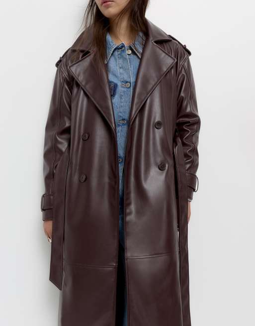 Pull&Bear – Trenchcoat aus Kunstleder in Weinrot ASOS