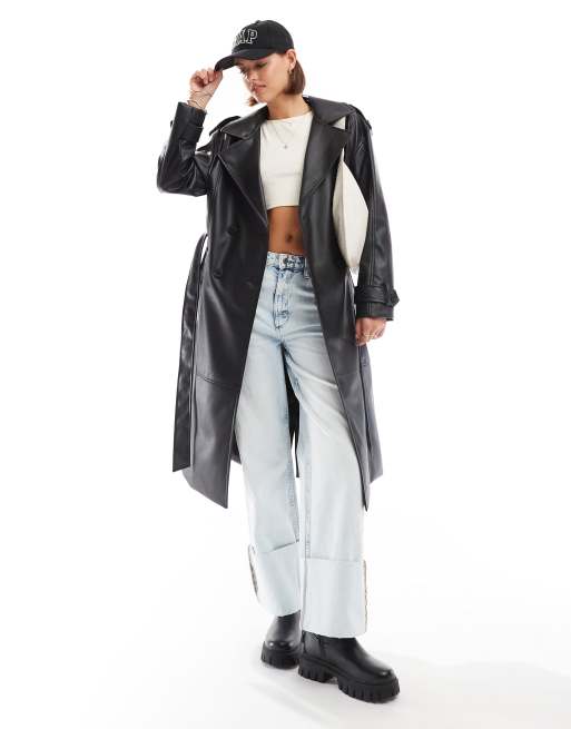 Pull&Bear – Trenchcoat aus schwarzem Kunstleder mit Bindegürtel