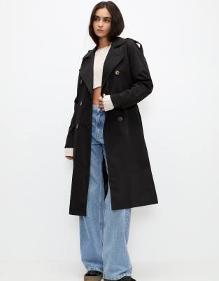 Pull & Bear - Trenchcoat in Schwarz mit Gürtel