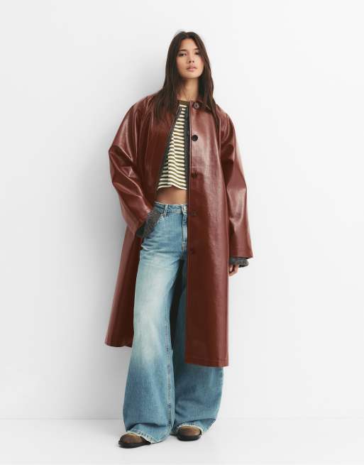 Pull&Bear - Trenchcoat van vinyl in bordeauxrood