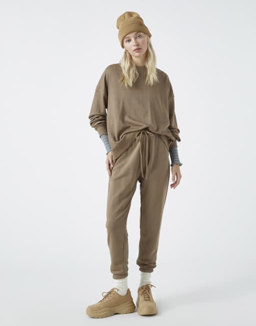 Pull&Bear - Træningssæt med sweatshirt og joggingbukser i mokkafarve