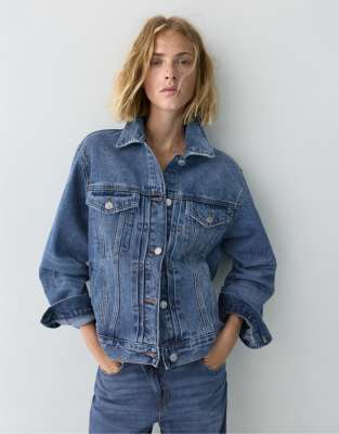 Pull & Bear - Trucker-Jeansjacke in Mittelblau