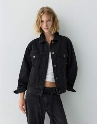 Pull & Bear - Trucker-Jeansjacke in Schwarz