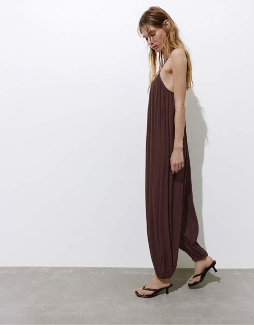 Pull&Bear - Tuta jumpsuit fluida marrone con spalline sottili, 2 di 4