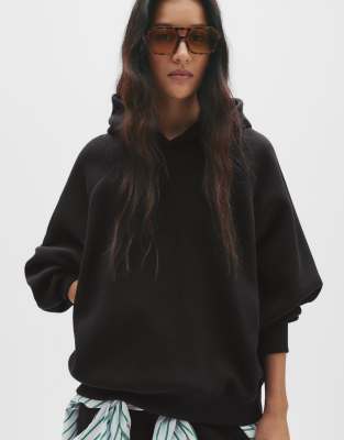 Pull & Bear - Übergroßer Kapuzenpullover in Schwarz