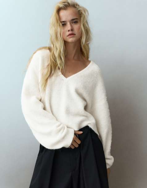 Pull&Bear V-neck jumper in beige - view 1