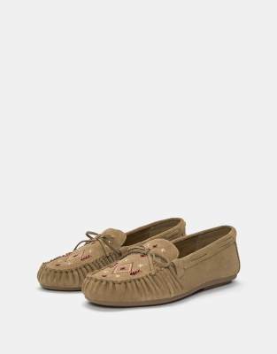 Pull & Bear - Verzierte Loafer aus Leder in Braun-Bunt