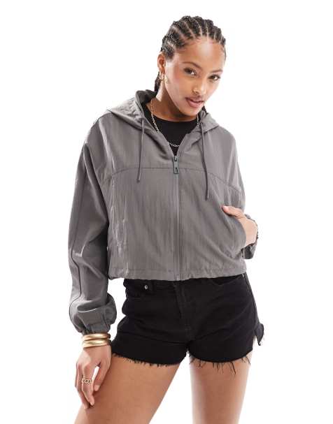 Pull&Bear - Veste à capuche coupe courte ample aspect nylon - Gris - view 1