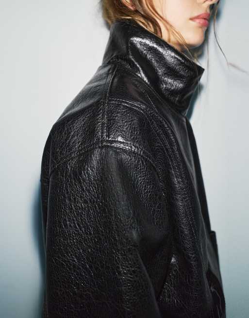 Pull&Bear veste effet cuir coupe carrée noire, 2 de 5