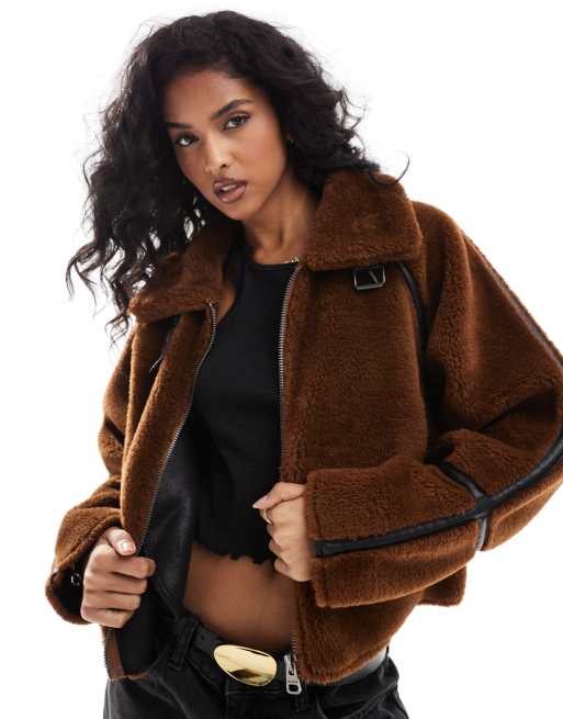 Pull&Bear - Veste en imitation peau de mouton avec coutures en similicuir - Marron