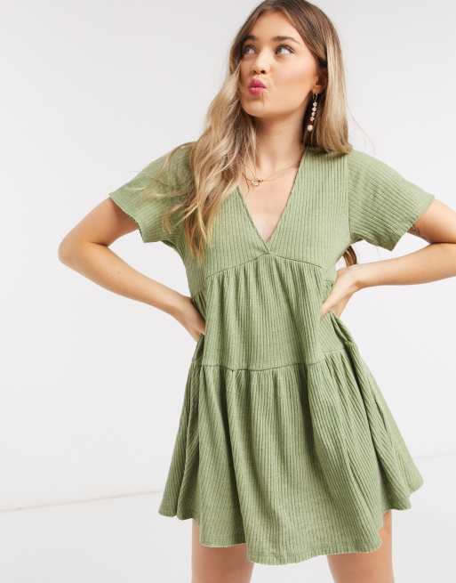 Pull&Bear - Vestito grembiule corto kaki con scollo a V