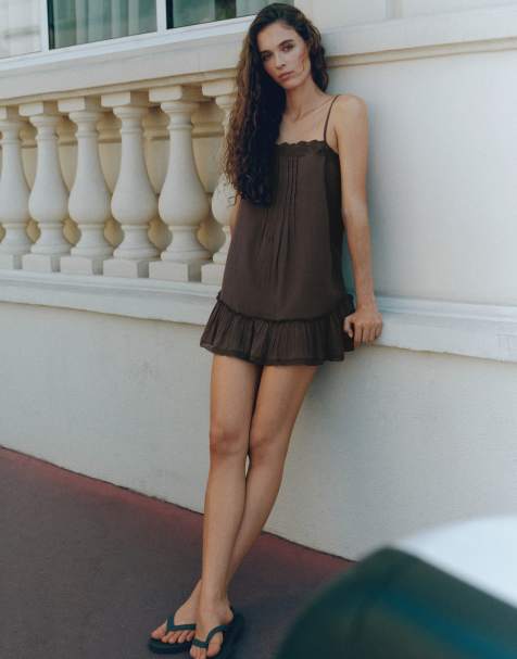 Pull&Bear - Vestito marrone con spalline con volant - view 1