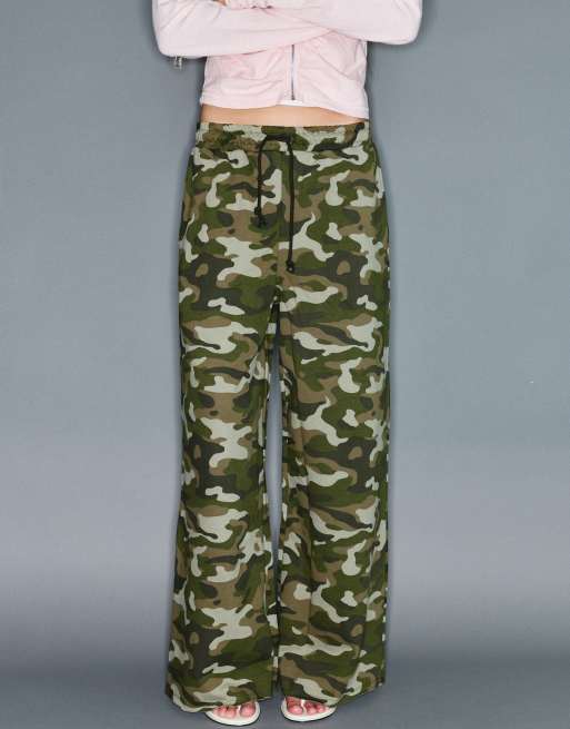 Pull&Bear vida byxor med tryck i khaki, 2 av 7