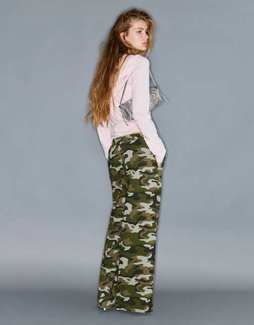 Pull&Bear vida byxor med tryck i khaki, 4 av 7