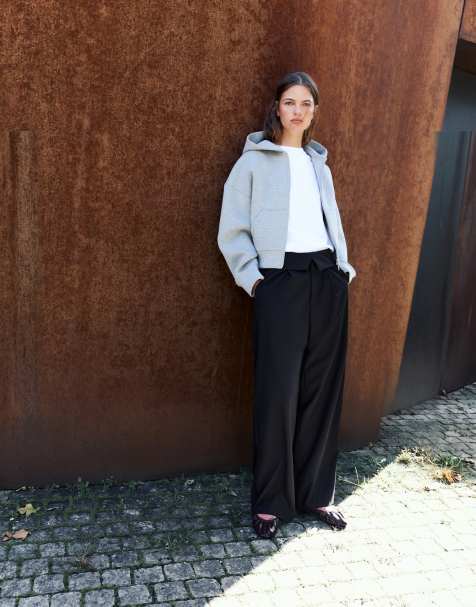 Pull&Bear vida byxor med uppvikt midja i svart - view 1