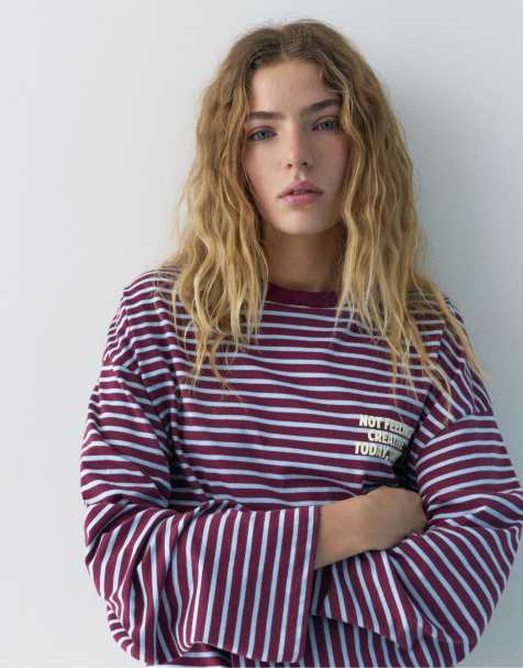 Pull&Bear – Vinröd, randig t-shirt med text - view 1