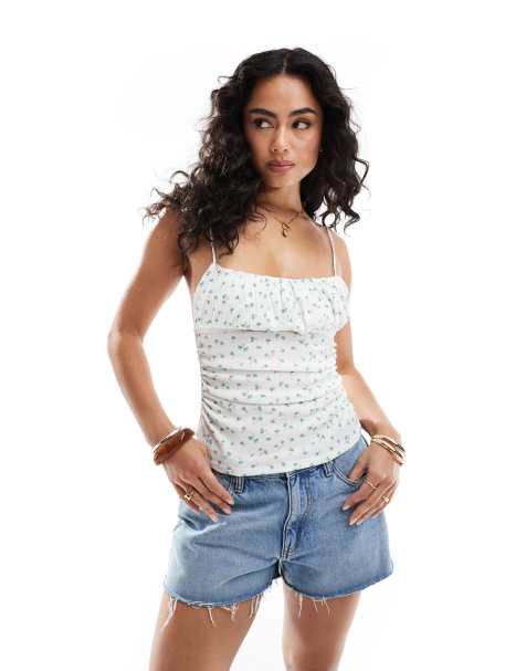 Pull&Bear – Vit, blommig topp med ryschad detalj - view 1