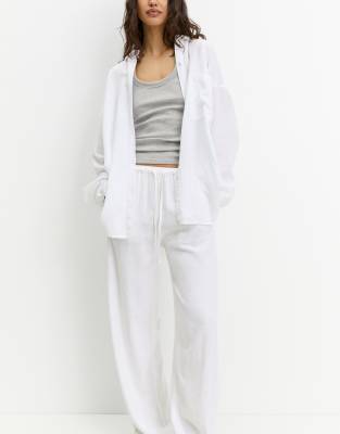 Pull&Bear – Vita, rustika mjukisbyxor - view 1