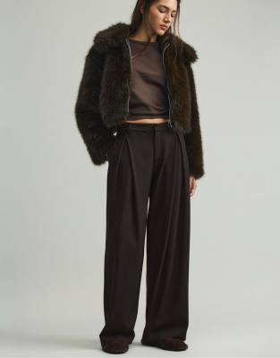 Pull & Bear - Voluminous - Elegante Hose in Braun mit Abnähern-Brown
