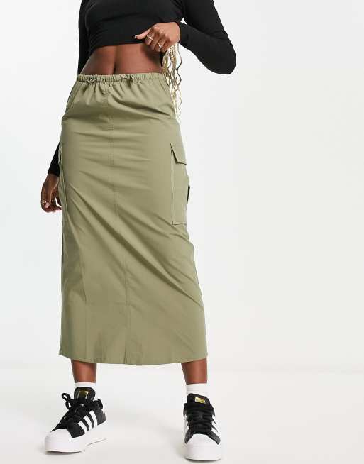 Pull&Bear – Wadenlanger Fallschirm-Rock in Khaki mit Cargo-Taschen und Knebelknopfdetail, 3 von 4