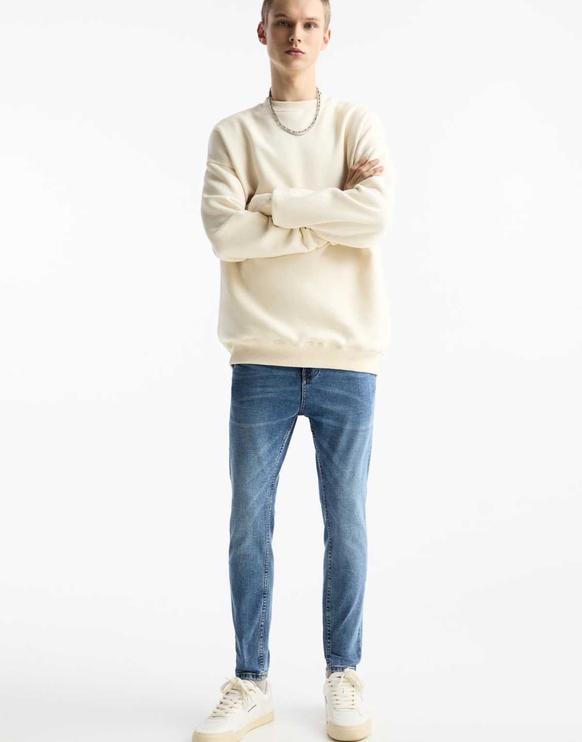 Pull&Bear Washed carrot-fit jeans in medium blue