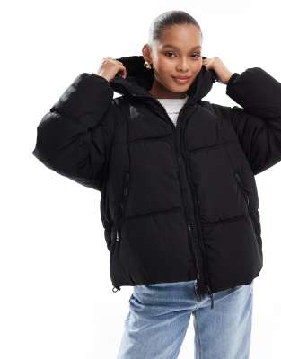 Pull & Bear - Wattierte Pufferjacke in Schwarz mit Kapuze
