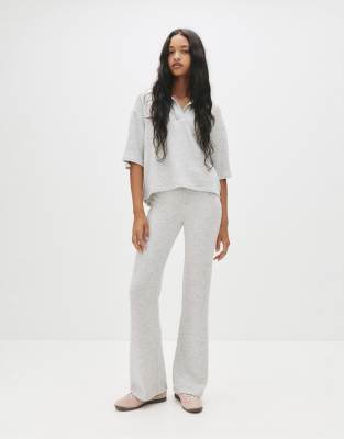 Pull & Bear - Weiche Schlaghose in Grau