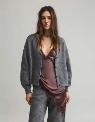Pull & Bear - Weiche Strickjacke in Mittelgrau