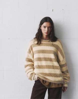 Pull & Bear - Weicher, gestreifter Strickpullover in blassem Sand-Neutral