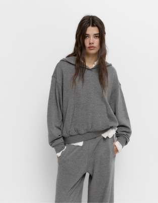 Pull & Bear - Weicher Kapuzenpullover aus Strick in meliertem Dunkelgrau
