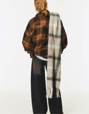 Pull & Bear - Weicher, karierter Schal in Schwarz