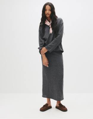Pull & Bear - Weicher Midirock in Mittelgrau mit geradem Schnitt