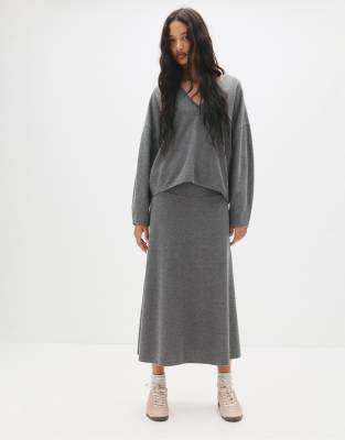 Pull & Bear - Weicher Midirock in Mittelgrau