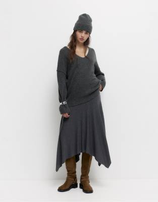 Pull & Bear - Weicher Strickpullover in Grau mit V-Ausschnitt