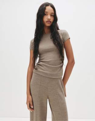 Pull & Bear - Weiches, gerafftes T-Shirt in Braun-Brown