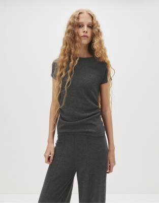 Pull & Bear - Weiches, gerafftes T-Shirt in Dunkelgrau