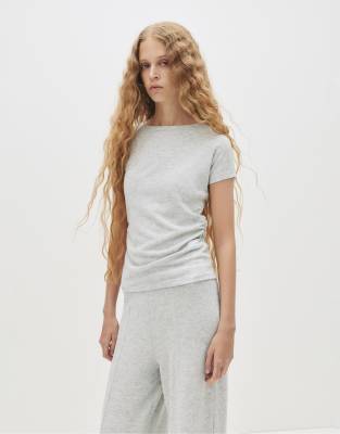 Pull & Bear - Weiches, gerafftes T-Shirt in meliertem Blassgrau
