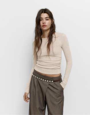 Pull & Bear - Weiches T-Shirt in Beige mit Raffung-Neutral