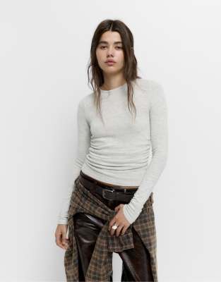 Pull & Bear - Weiches T-Shirt in meliertem Hellgrau mit Raffung