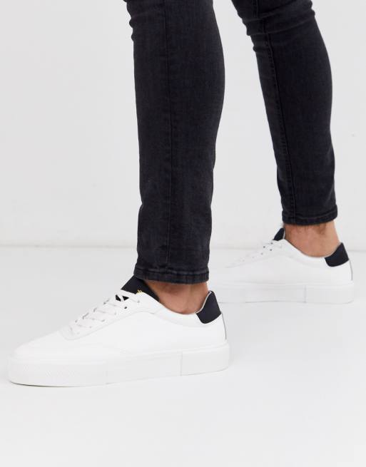 Pull&Bear – Weiße Sneaker mit Kontrastschlaufe an der Ferse Pull&Bear – Weiße Sneaker mit Kontrastschlaufe an der Ferse