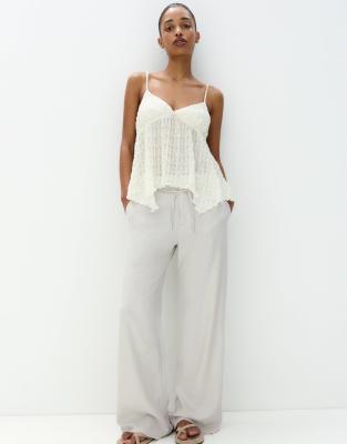 Pull & Bear - Weit geschnittene Hose in Grau mit Bindegürtel und ausgefranstem Saum